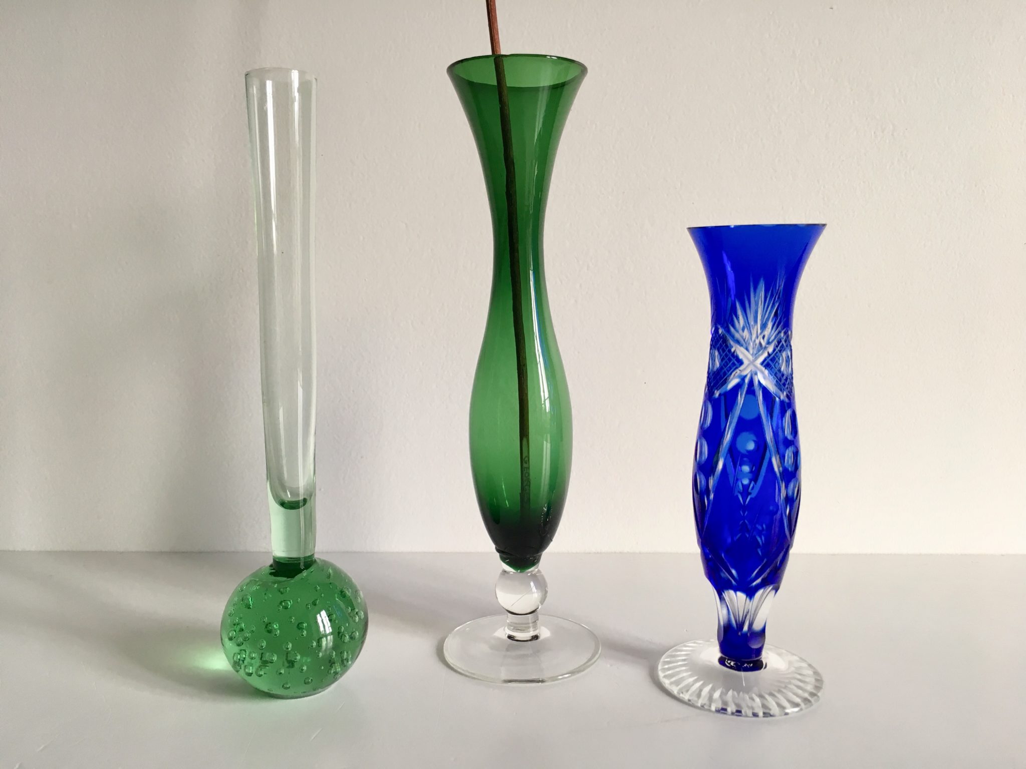 Trio de VASES Colorés en Verre et CRISTAL Ciselé